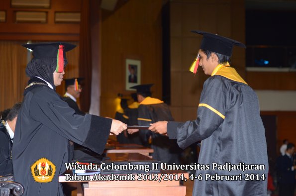 wisuda-unpad-gel-ii-ta-2013_2014-fakultas-mipa-oleh-dekan-037