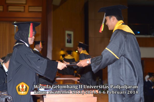 wisuda-unpad-gel-ii-ta-2013_2014-fakultas-mipa-oleh-dekan-038