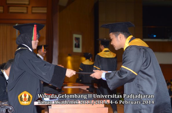 wisuda-unpad-gel-ii-ta-2013_2014-fakultas-mipa-oleh-dekan-039