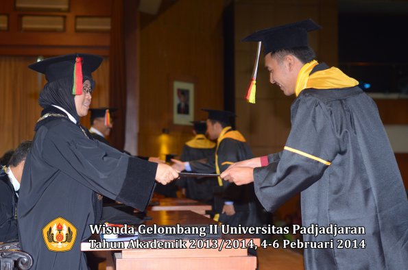 wisuda-unpad-gel-ii-ta-2013_2014-fakultas-mipa-oleh-dekan-040