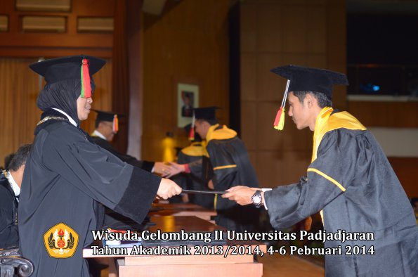 wisuda-unpad-gel-ii-ta-2013_2014-fakultas-mipa-oleh-dekan-041