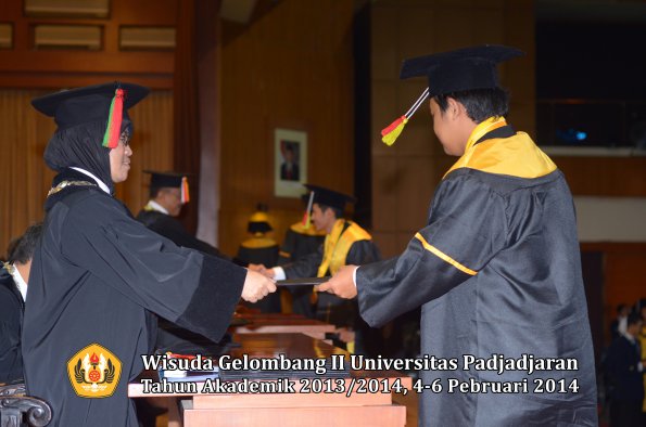 wisuda-unpad-gel-ii-ta-2013_2014-fakultas-mipa-oleh-dekan-042