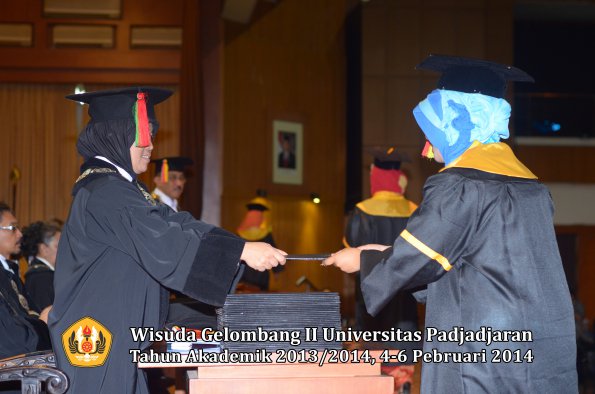 wisuda-unpad-gel-ii-ta-2013_2014-fakultas-mipa-oleh-dekan-043