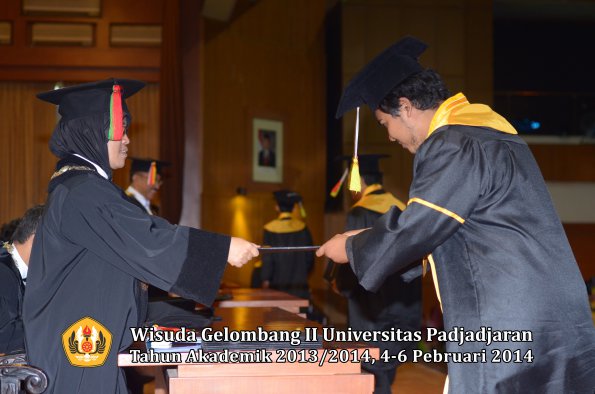 wisuda-unpad-gel-ii-ta-2013_2014-fakultas-mipa-oleh-dekan-044