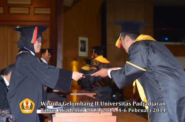 wisuda-unpad-gel-ii-ta-2013_2014-fakultas-mipa-oleh-dekan-045