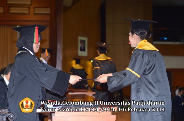 wisuda-unpad-gel-ii-ta-2013_2014-fakultas-mipa-oleh-dekan-046