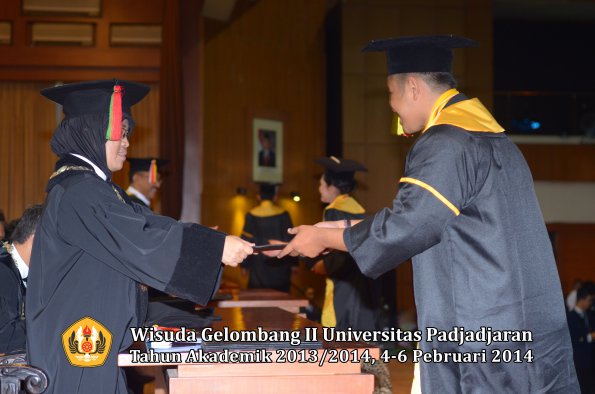 wisuda-unpad-gel-ii-ta-2013_2014-fakultas-mipa-oleh-dekan-047