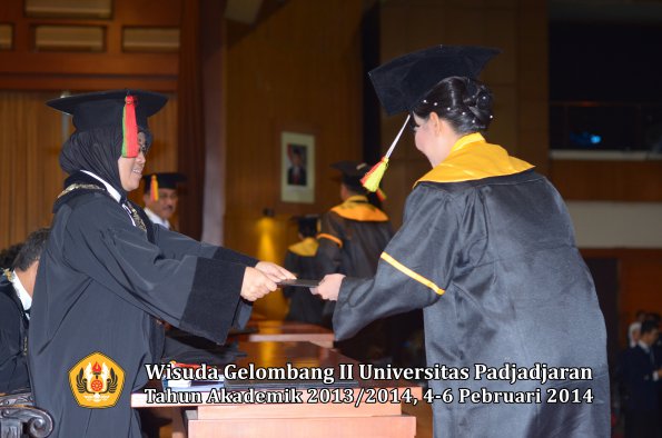 wisuda-unpad-gel-ii-ta-2013_2014-fakultas-mipa-oleh-dekan-048