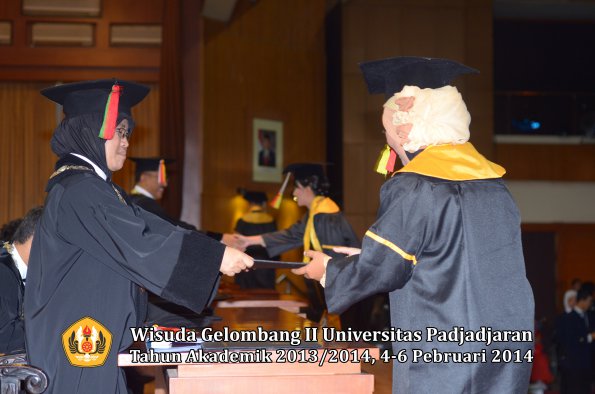 wisuda-unpad-gel-ii-ta-2013_2014-fakultas-mipa-oleh-dekan-049