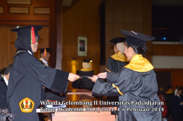 wisuda-unpad-gel-ii-ta-2013_2014-fakultas-mipa-oleh-dekan-051