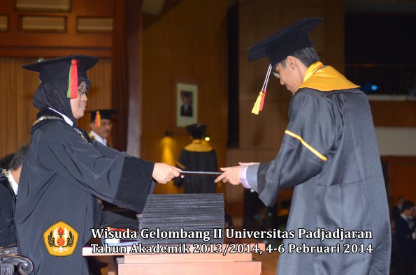 wisuda-unpad-gel-ii-ta-2013_2014-fakultas-mipa-oleh-dekan-056