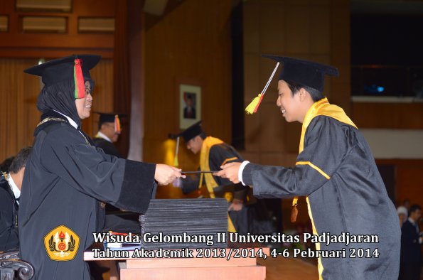 wisuda-unpad-gel-ii-ta-2013_2014-fakultas-mipa-oleh-dekan-057