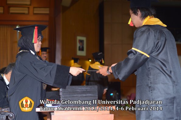 wisuda-unpad-gel-ii-ta-2013_2014-fakultas-mipa-oleh-dekan-058