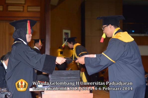 wisuda-unpad-gel-ii-ta-2013_2014-fakultas-mipa-oleh-dekan-059