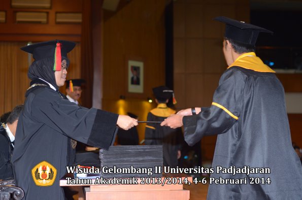 wisuda-unpad-gel-ii-ta-2013_2014-fakultas-mipa-oleh-dekan-061