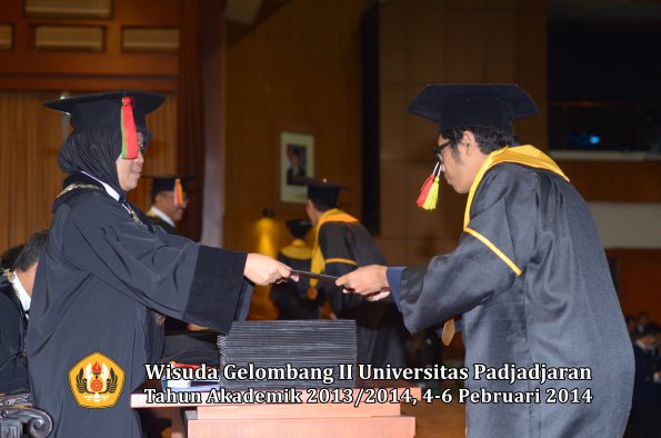 wisuda-unpad-gel-ii-ta-2013_2014-fakultas-mipa-oleh-dekan-062