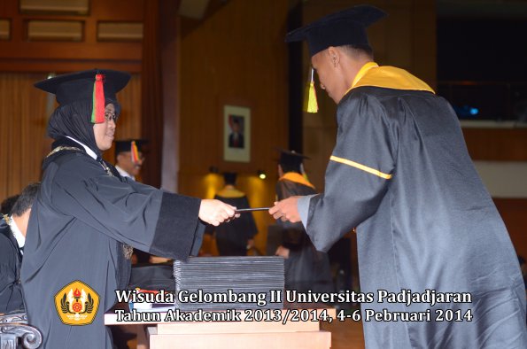 wisuda-unpad-gel-ii-ta-2013_2014-fakultas-mipa-oleh-dekan-063