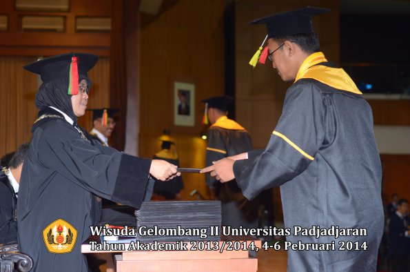 wisuda-unpad-gel-ii-ta-2013_2014-fakultas-mipa-oleh-dekan-064