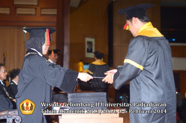 wisuda-unpad-gel-ii-ta-2013_2014-fakultas-mipa-oleh-dekan-065