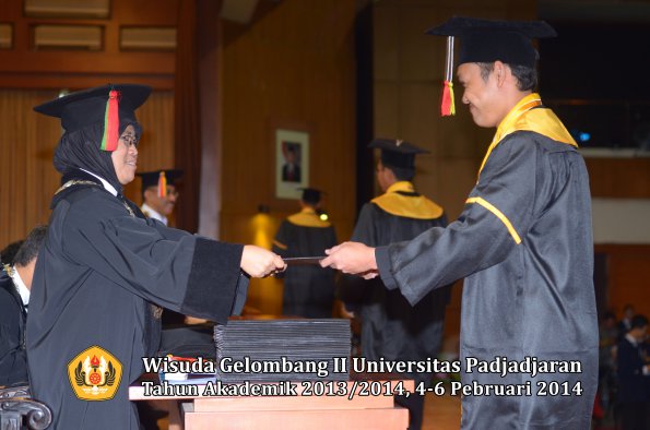 wisuda-unpad-gel-ii-ta-2013_2014-fakultas-mipa-oleh-dekan-066