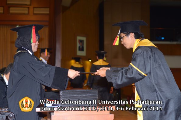 wisuda-unpad-gel-ii-ta-2013_2014-fakultas-mipa-oleh-dekan-067