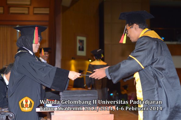 wisuda-unpad-gel-ii-ta-2013_2014-fakultas-mipa-oleh-dekan-068