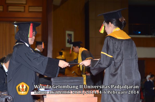 wisuda-unpad-gel-ii-ta-2013_2014-fakultas-mipa-oleh-dekan-069