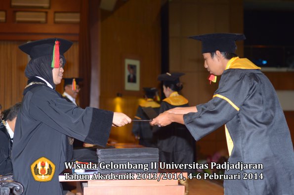 wisuda-unpad-gel-ii-ta-2013_2014-fakultas-mipa-oleh-dekan-070