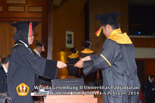 wisuda-unpad-gel-ii-ta-2013_2014-fakultas-mipa-oleh-dekan-071