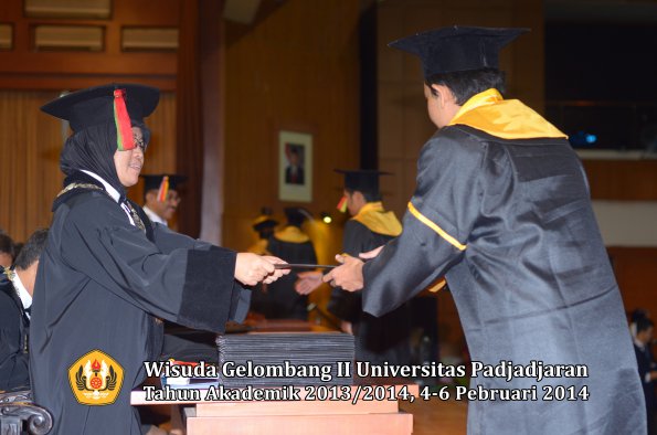 wisuda-unpad-gel-ii-ta-2013_2014-fakultas-mipa-oleh-dekan-072