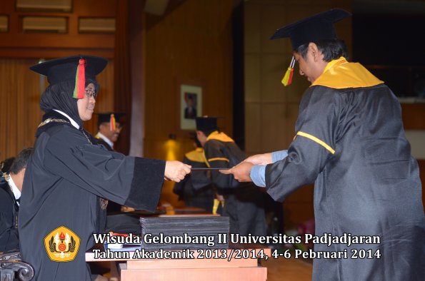 wisuda-unpad-gel-ii-ta-2013_2014-fakultas-mipa-oleh-dekan-073