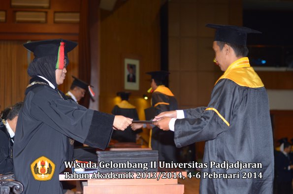 wisuda-unpad-gel-ii-ta-2013_2014-fakultas-mipa-oleh-dekan-074