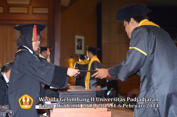 wisuda-unpad-gel-ii-ta-2013_2014-fakultas-mipa-oleh-dekan-075