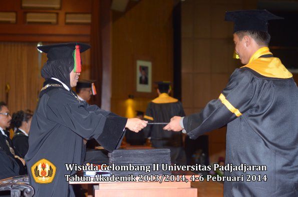 wisuda-unpad-gel-ii-ta-2013_2014-fakultas-mipa-oleh-dekan-076