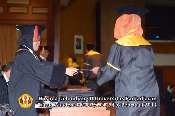 wisuda-unpad-gel-ii-ta-2013_2014-fakultas-mipa-oleh-dekan-077