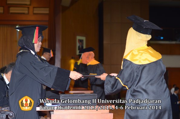 wisuda-unpad-gel-ii-ta-2013_2014-fakultas-mipa-oleh-dekan-078