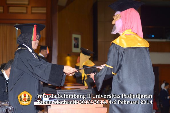 wisuda-unpad-gel-ii-ta-2013_2014-fakultas-mipa-oleh-dekan-079