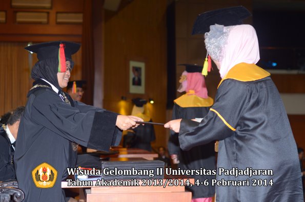 wisuda-unpad-gel-ii-ta-2013_2014-fakultas-mipa-oleh-dekan-080