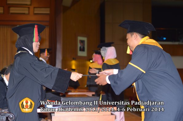 wisuda-unpad-gel-ii-ta-2013_2014-fakultas-mipa-oleh-dekan-081