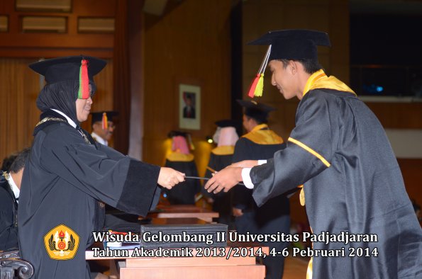 wisuda-unpad-gel-ii-ta-2013_2014-fakultas-mipa-oleh-dekan-082