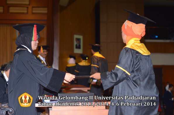 wisuda-unpad-gel-ii-ta-2013_2014-fakultas-mipa-oleh-dekan-083