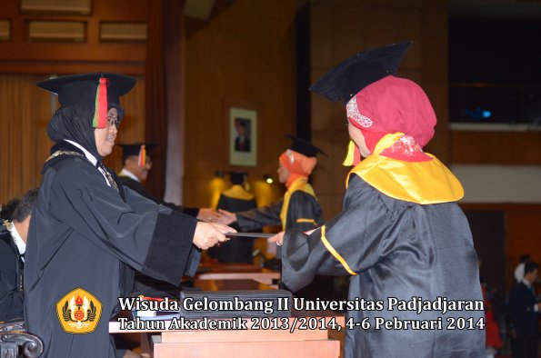 wisuda-unpad-gel-ii-ta-2013_2014-fakultas-mipa-oleh-dekan-084