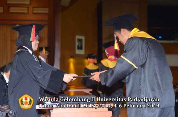 wisuda-unpad-gel-ii-ta-2013_2014-fakultas-mipa-oleh-dekan-085