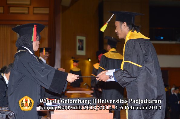 wisuda-unpad-gel-ii-ta-2013_2014-fakultas-mipa-oleh-dekan-086