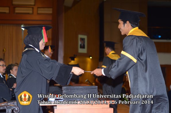 wisuda-unpad-gel-ii-ta-2013_2014-fakultas-mipa-oleh-dekan-087