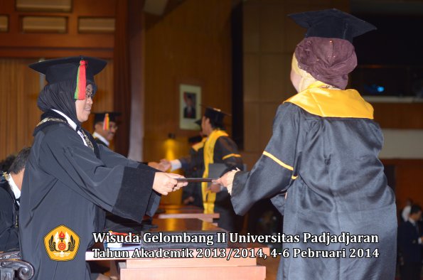 wisuda-unpad-gel-ii-ta-2013_2014-fakultas-mipa-oleh-dekan-088