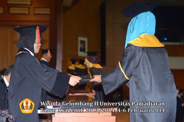 wisuda-unpad-gel-ii-ta-2013_2014-fakultas-mipa-oleh-dekan-089