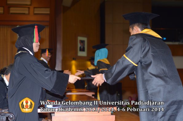 wisuda-unpad-gel-ii-ta-2013_2014-fakultas-mipa-oleh-dekan-090