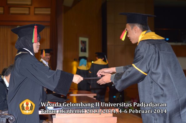 wisuda-unpad-gel-ii-ta-2013_2014-fakultas-mipa-oleh-dekan-091