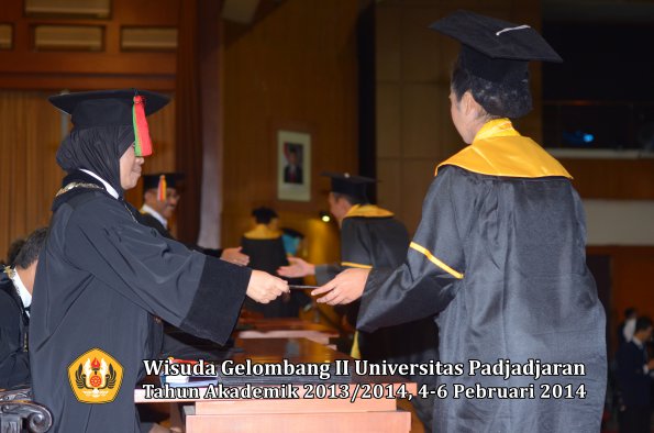 wisuda-unpad-gel-ii-ta-2013_2014-fakultas-mipa-oleh-dekan-092